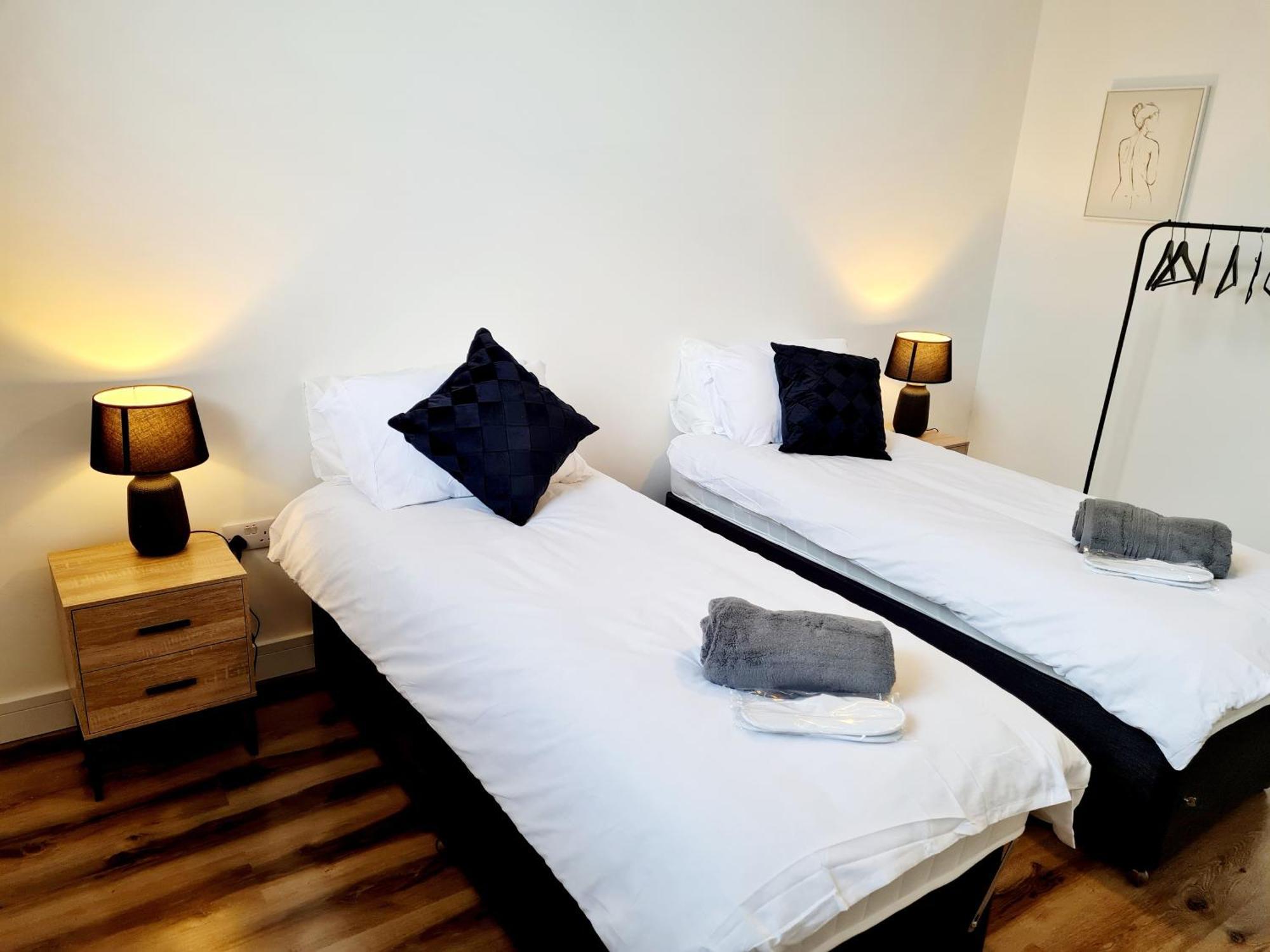 Burkhardt Hall- Parking Included- Sleeps 4 Apartment Swindon Luaran gambar